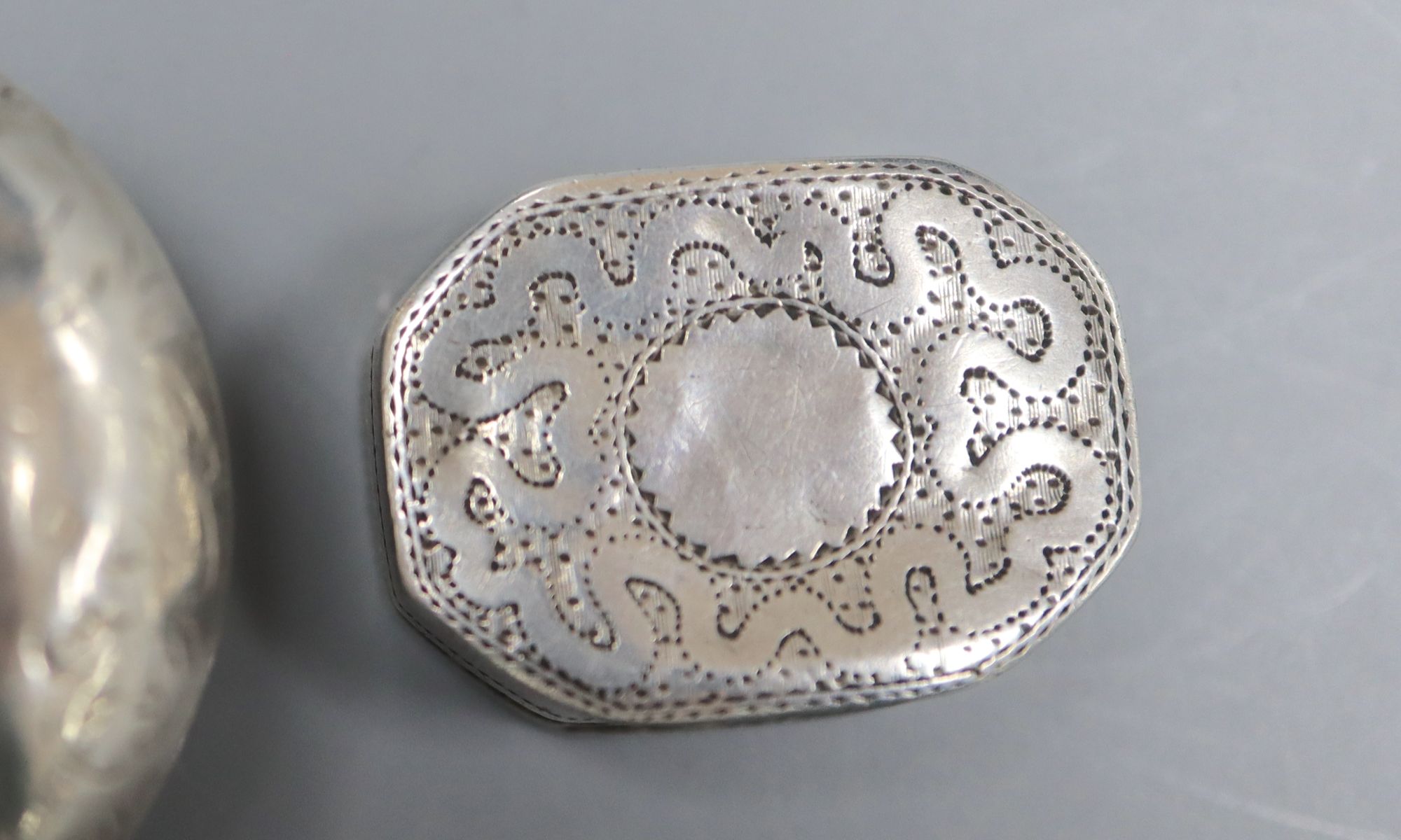A late Victorian silver sovereign case, Birmingham, 1899 and a George III silver vinaigrette, Birmingham, 1813, 21mm.